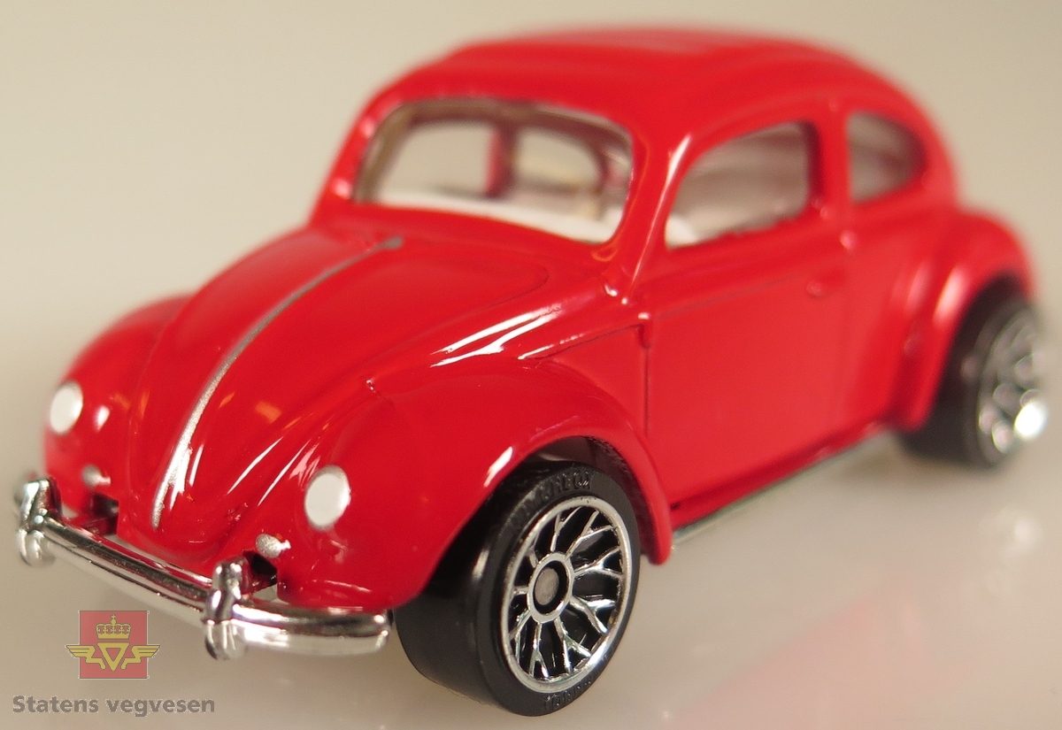 Åtte modellbiler av Volkswagen Beetle. Seks av modellbilene er i fargen rød og to er i fargen svart.