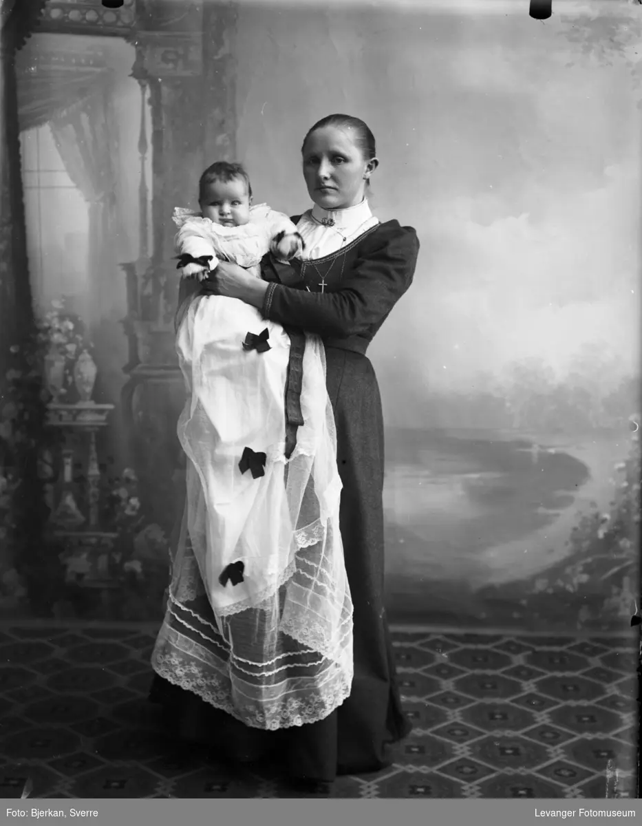 Portrett av kvinne med dåpsbarn