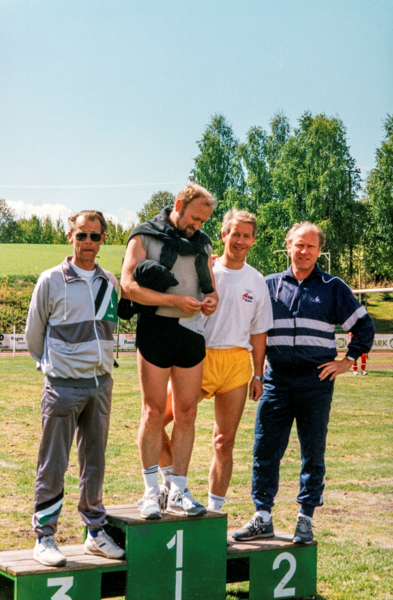 Friidrett, OIL,  Ottestad Idrettslags utøvere som ble krettsmestere i Veteran-KM i friidrett på Sand, Nord-Odal i 1990. De stilte i klassen 40 til 49 år. 
Fra venstre: Jon Hellum, Sigmund Skage, Jan Botten og Ragnar Myhre.