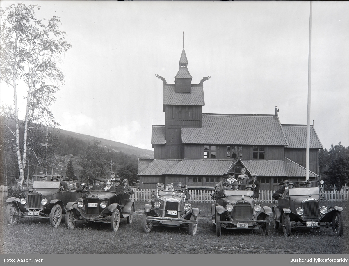 Uvdal
Uvdal kirke med staselige kjøretøy foran.
Opdal kirke
F-2056, F-1157, F-1024, F-2180
