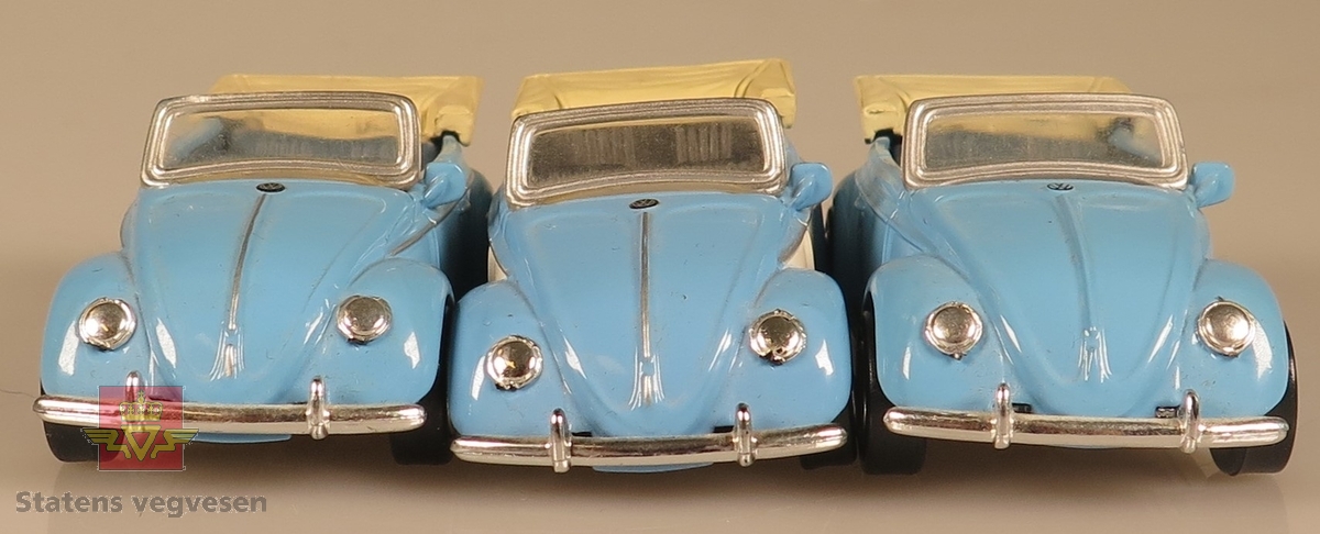 Samling av flere modellbiler. Alle tre bilene er blå med hvit som sekundærfarge. Alle er laget av metall og har en skala på 1:43