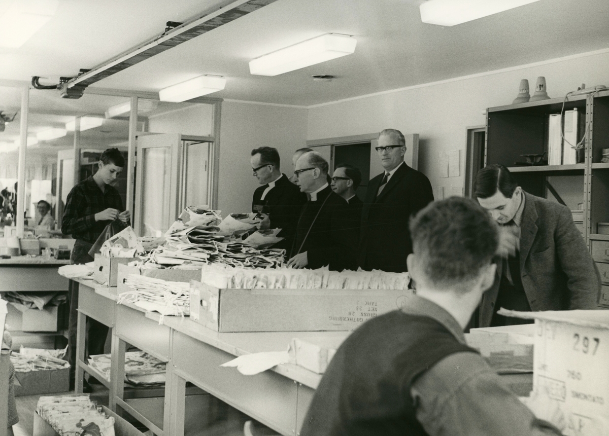 Biskop Bo Giertz besöker den daliga verksamheten på Stretereds vårdhem och skola tillsammans med kyrkoherde Lennart Levén och Arne Larsson. I samband med Biskopsvisitationen år 1966.