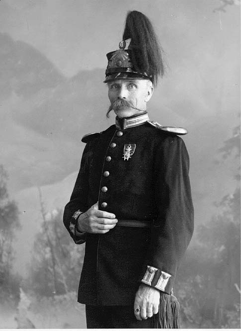 Porträtt av fanjukare Lundin med bred spetsig mustasch, i uniform.