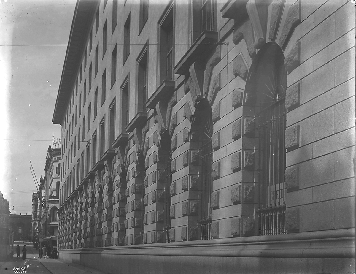 Fasade til Den Norske Creditbank, Kirkegata 21, Oslo. Fotografert 1924.