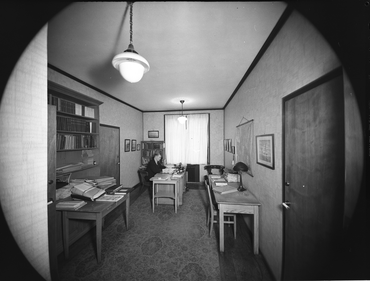 En mann på et kontor. Fotografert 1939.