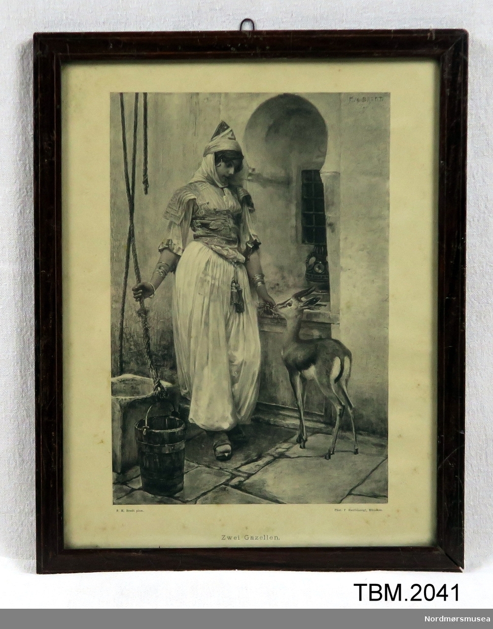 Bildet viser ei orientalsk dame med ei gaselle  ved ein brønn.
