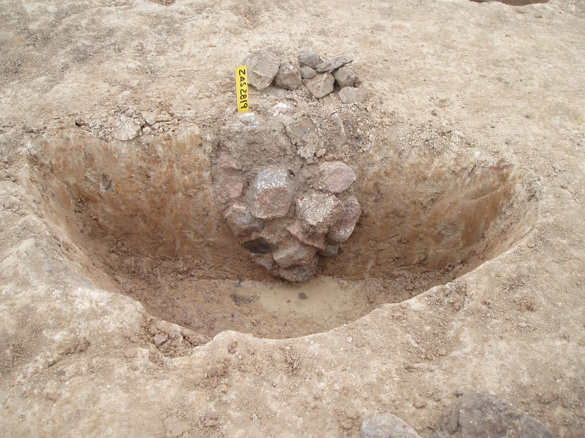 Ett stenskott stolphål som påträffades vid en arkeologisk undersökning i Rogberga utanför jönköping.