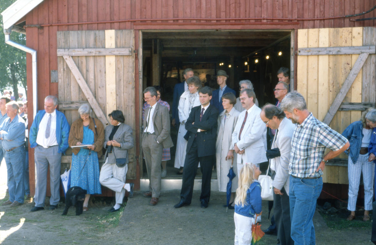 Flere drar kanskje kjensel på mannen i sort dress foran døråpningen på Trådbua. I 1990 var Dagfinn Høybråten (KrF) Statssekretær i Finansdepartementet. Foto: Per Emil Berg (Foto/Photo)