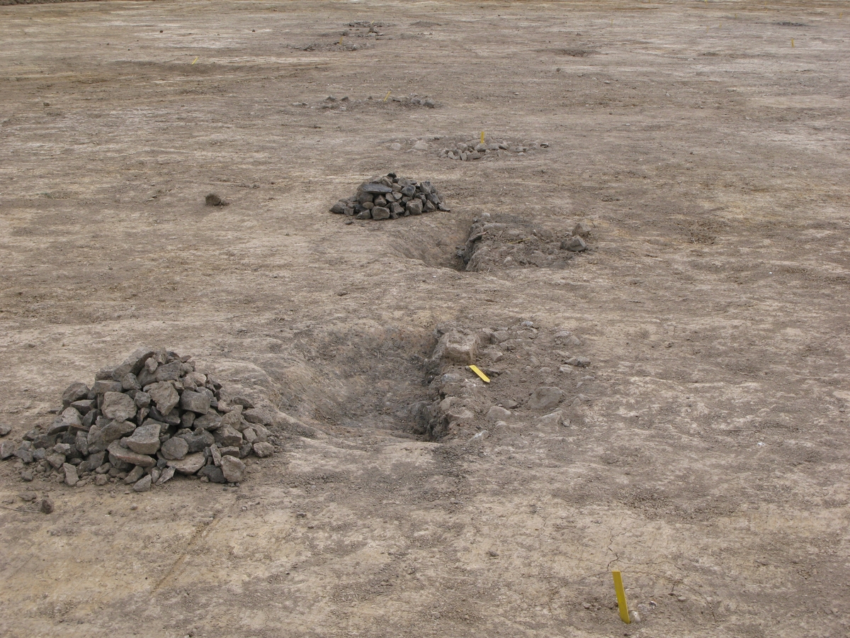 Härdgropar på rad undersöks vid en arkeologisk undersökning i Råby utanför Skärstad i Jönköpings kommun. Totalt framkom arton härdgropar, varav sjutton låg i en nord-sydlig rad över en 64 meter lång sträcka.  Dessa var fördelade i tre grupperingar med ett smärre avstånd emellan. Majoriteten av härdgroparna var ovala eller runda i formen. Djupet varierade mellan 0,13 och 0,4 meter, längden var mellan 0,68 och 1,75 meter och bredden från 0,42 till 1,5 meter. Veden hade lagts i botten av en grävd grop och ovanpå kolbädden hade stenar packats för att fungera som värmekällor för t.ex. matberedning. Det har alltså inte varit frågan om några öppna eldar utan snarare utnyttjande av glödbädden för varmhållning. Dateringsprover från härdraden placerar den i perdioden 900-700-tal, dvs yngre bronsåldern. Se även JMF.00307-2.