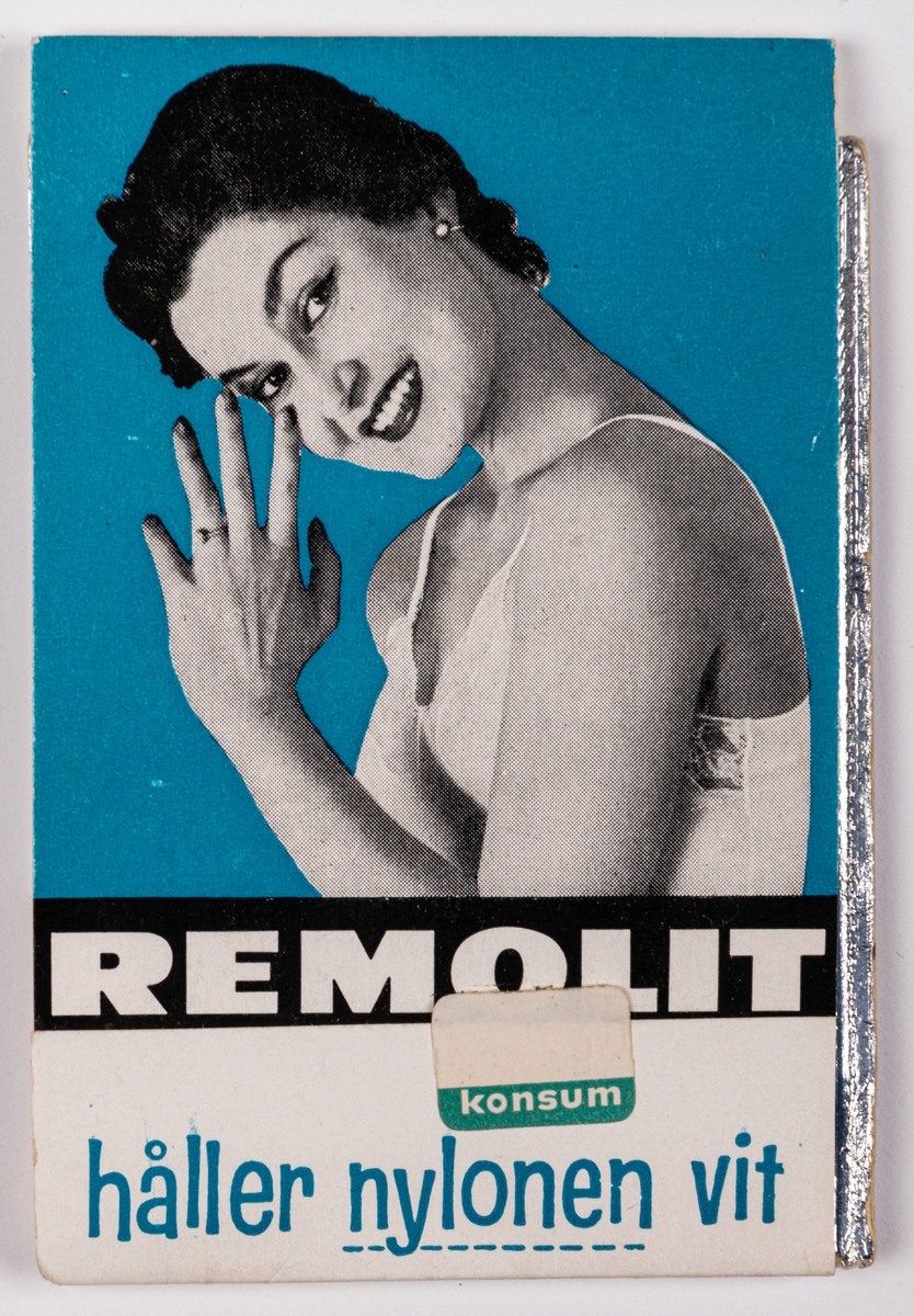 Förpackning med blekmedel. "Remolit håller nylonen vit". Konsumetikett med blekt prisuppgift.