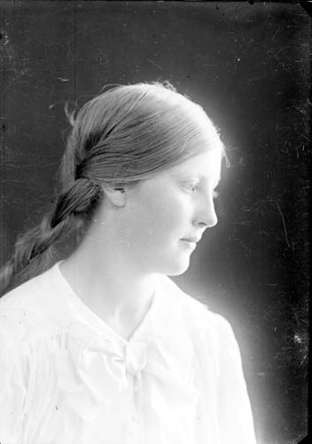 Porträtt av okänd ung kvinna, bröstbild i profil.