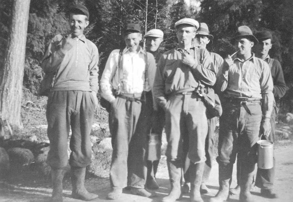 Veiarbeidere 1940. Fv. Ragnvald Ellevold, Håkon Hanstensen, Ingmar Elg, Johan Rønningen, Tore Solberg, Kristian Motrøen, Anders Motrøen. S5. 