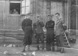 Løsset-leiren 1945. Lederne på leiren: fv. Karl Liberg, 2 ru