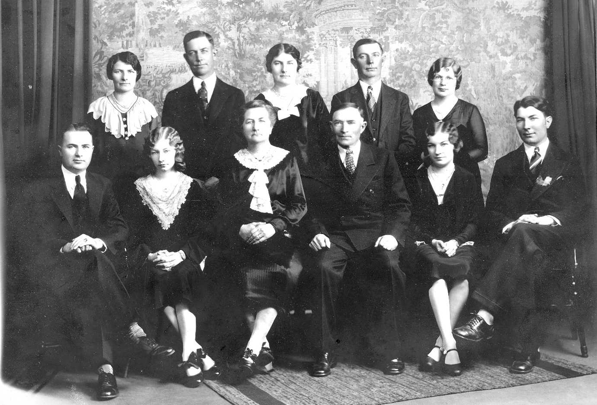 Amerikabilde. Påskrevet: Ansten Kristoffers. Tveråsen, Vrenskall, Minnesota, med fam
Paul Brubakken Fådal, ant mottaker / eier