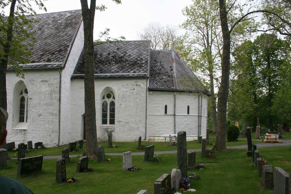 Kirke, kirkegård