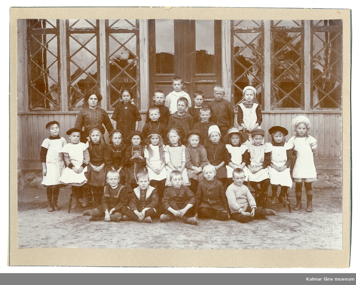 Klassfoto. Påskrift på baksidan: Maria Sivgård med elever 1912.