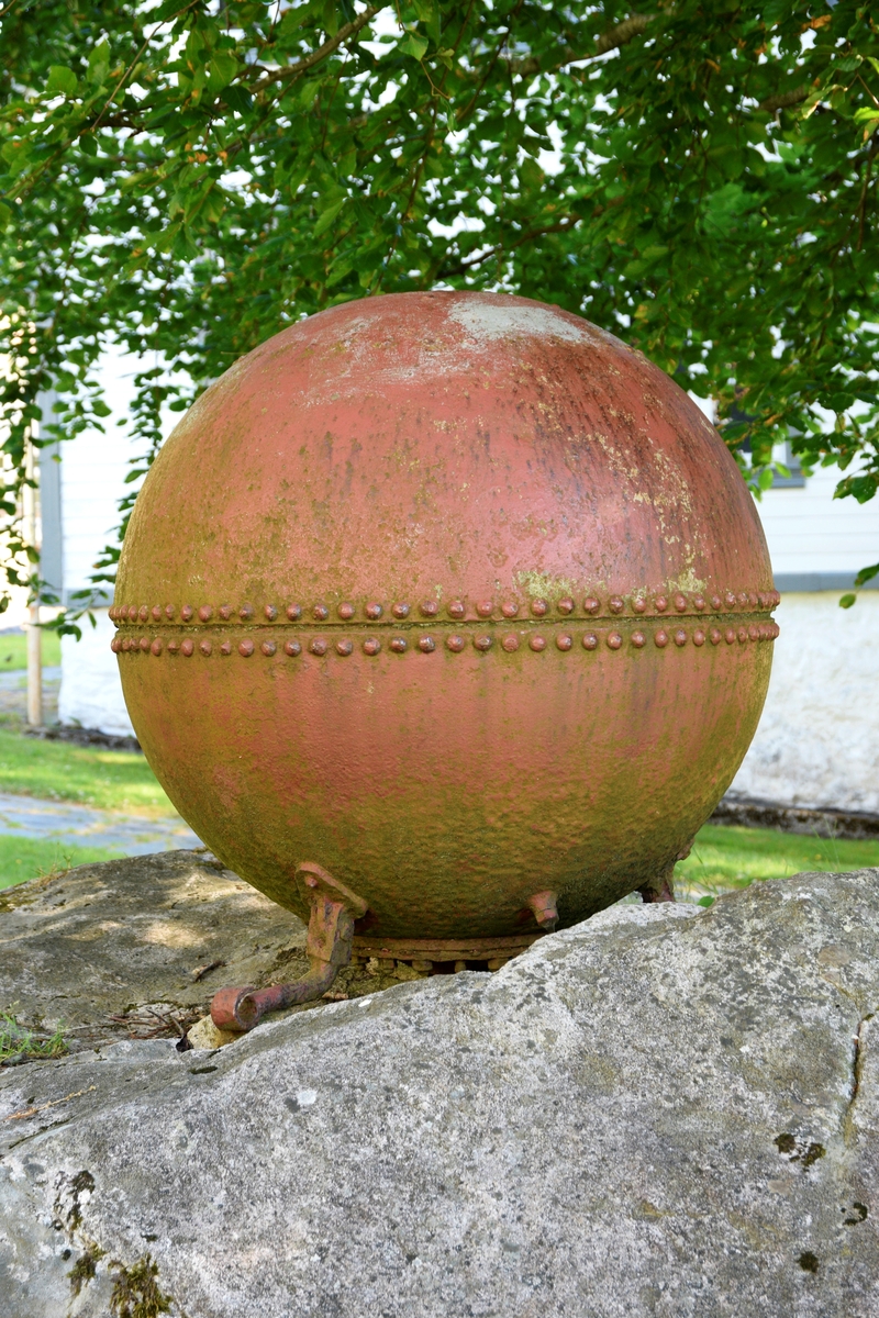 Drivmine fra første verdenskrig. Senere brukt som fortøyningsbøye i Egersund havn, der den lå mellom Eie Stentøifabrik og Lindøya.