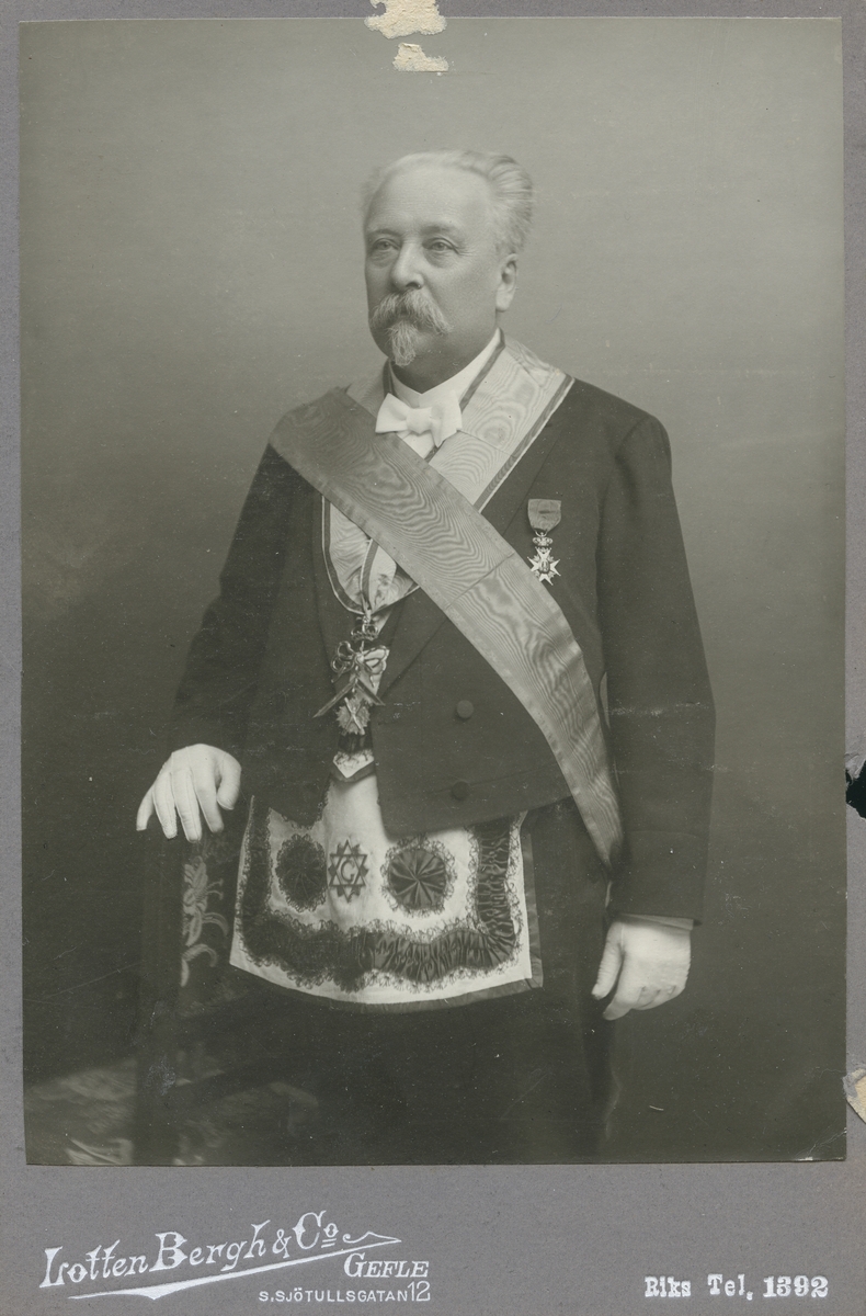 Oscar Jacobsson. Porträttet taget efter fyllda 64 år den 14/2 1905.
Trafikchef på Uppsala-Gävle Järnväg.
