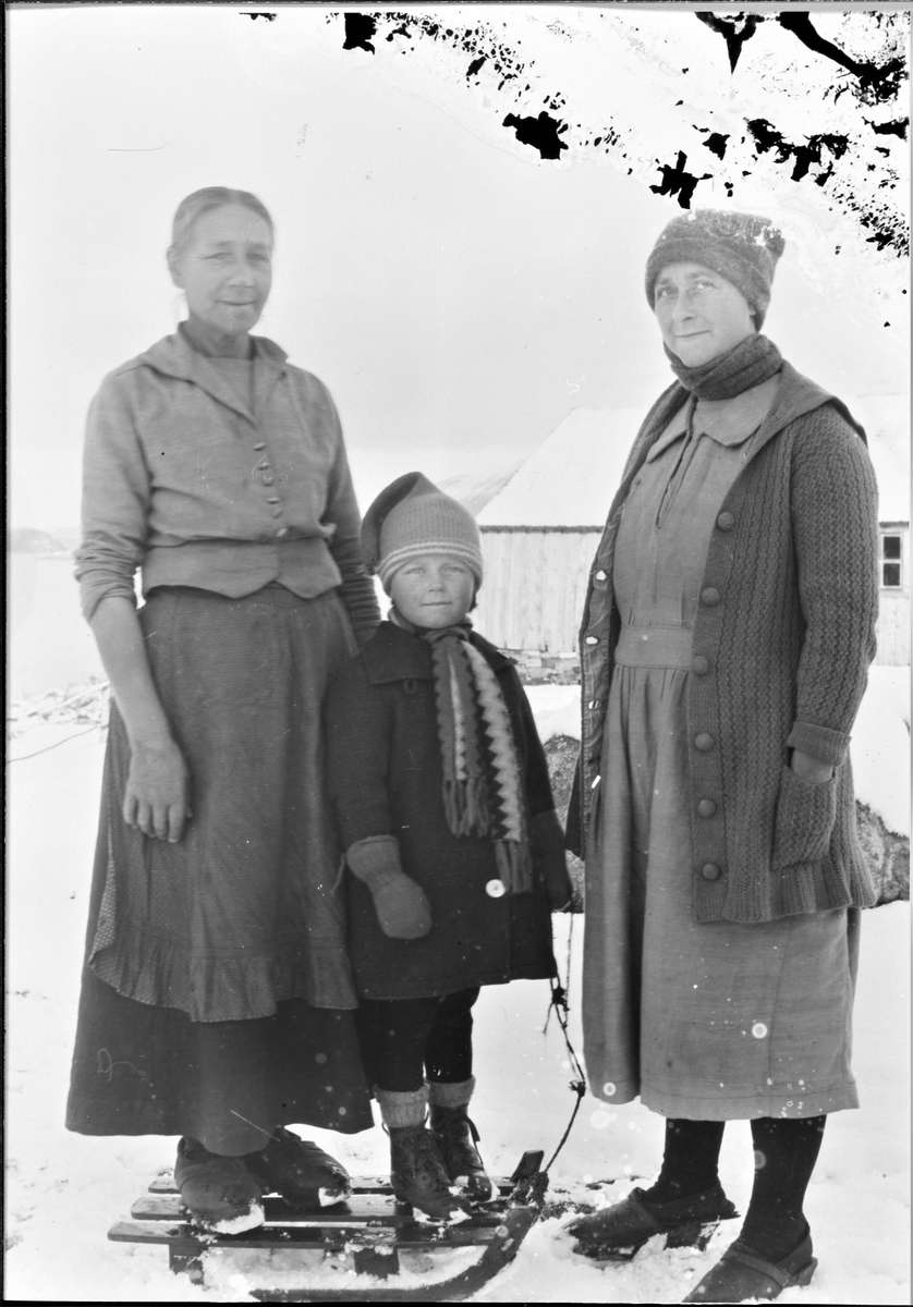 Barn med kjelke, mor og mormor, Asserøya