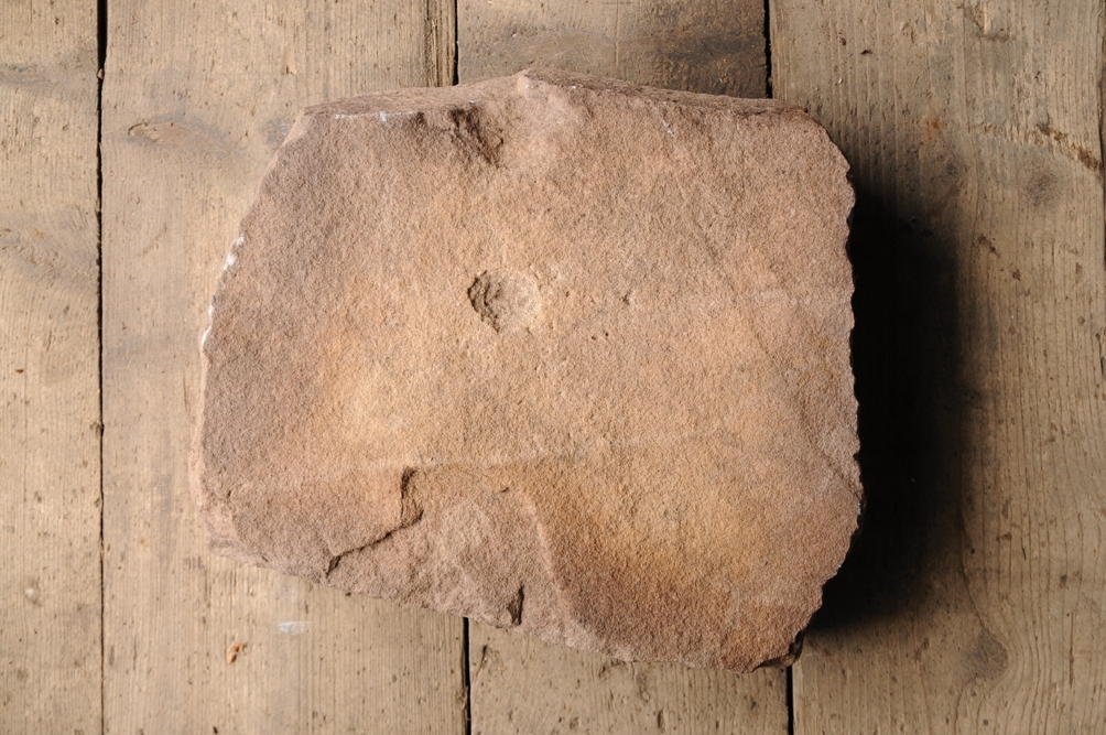 En skålgropshäll i sandsten som påträffades i kanten av en urnebrandgrop, A 30701, i samband med en arkeologisk undersökning av gravfältet RAÄ Barnarp 29:1, L1974:2724 på Torsvik i Jönköping. Hällen var 0,4 x 0,4 meter stor och hade en stor skålgrop mitt på. Skålgropen låg vänd neråt.  Graven syntes som en rund mörkfärgning, ca 2 meter i diameter, där hällen låg mitt på. Under fanns två mindre hällar inkilade. Över hela graven fanns spridda brända ben men i den fanns även två bengömmor i form av en en bengrop och en urnebrandgrop. Ben från bengropen daterades till 430-570 e.Kr och ben från urnebrandgropen till 170-380 e.Kr. Dessa låg i en fragmentarisk kruka.