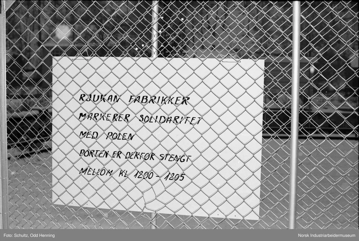 Plakat på grinden ved Hovedporten hvor det står 