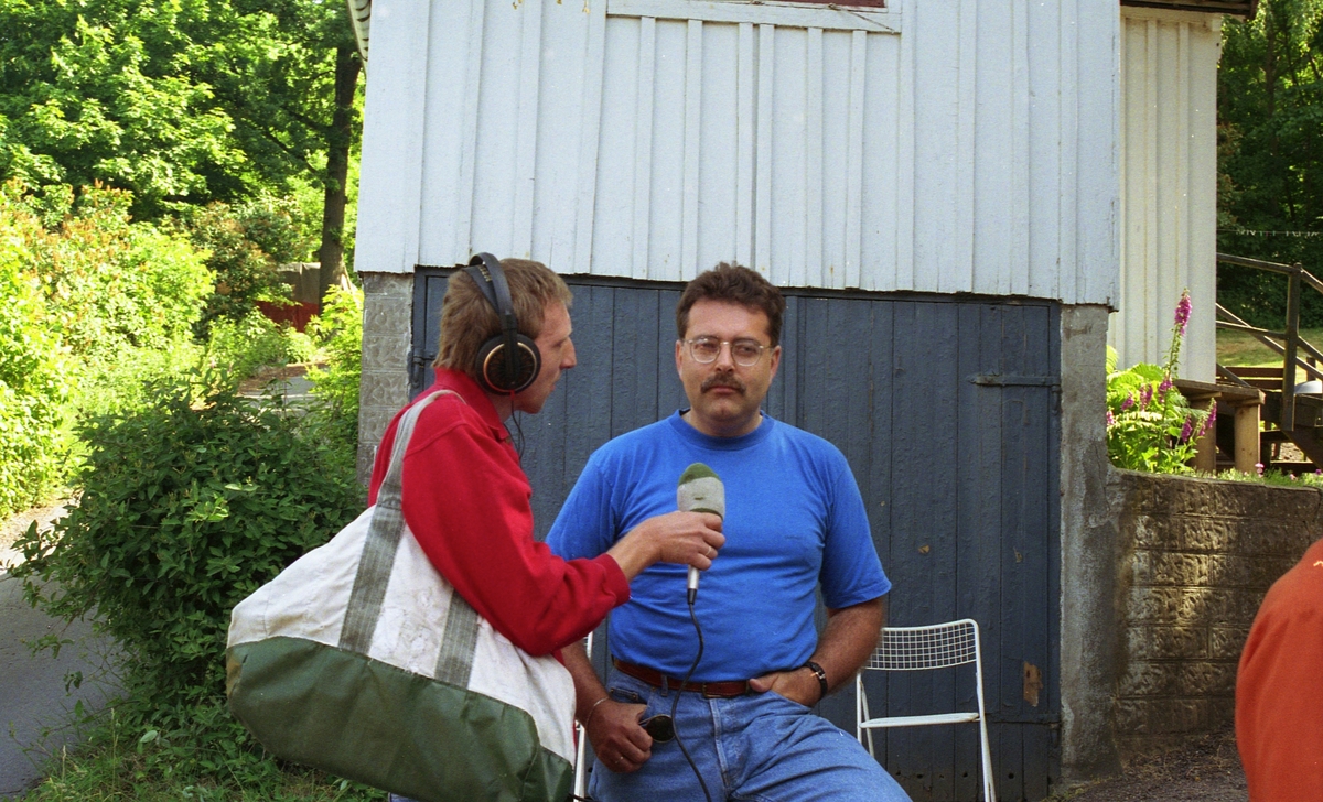 Invigning av Ekebackens Hantverksgård (tidigare John Lindströms möbelsnickeri) på Gamla Riksvägen 79, början av 1990-talet. Från vänster: Lars Andersson från Närradion intervjuar Staffan Bjerrhede.