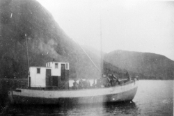 M/K "Bara" på fjorden i Gullesfjordbotn.