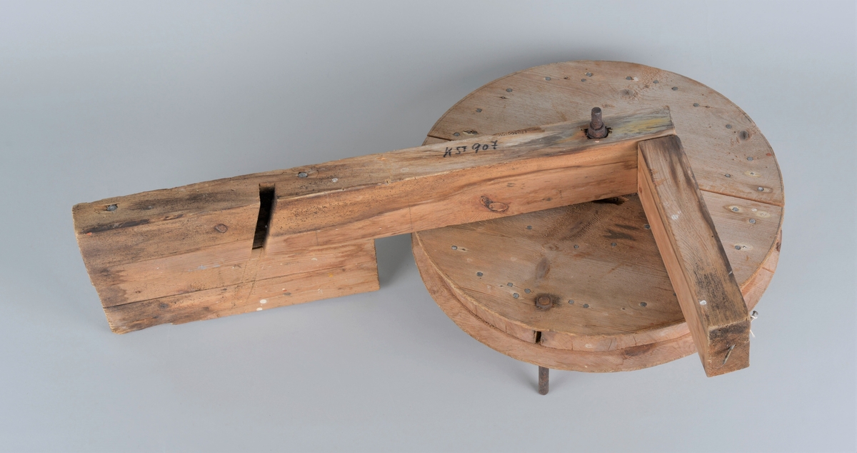 Fiskehjul brukt til rundsnik etter sei.
Form: Hjul med fot