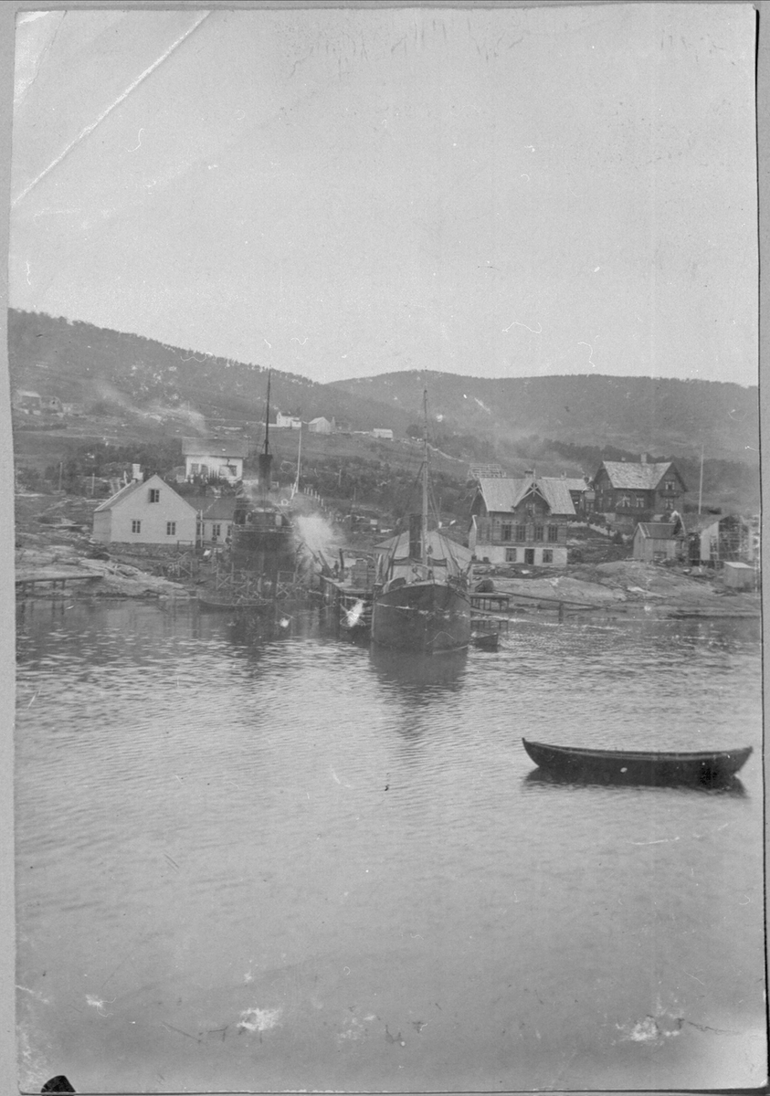 Dampskip på slippen hos Harstad Mekaniske Verksted, foto tatt fra sjøen.