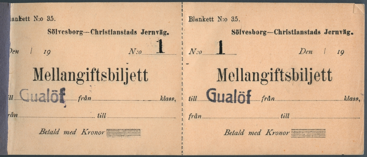 Biljettblock med svart pärm med en vit etikett i mitten som det är tryckt "101-200." på i svart samt stämplat "Gualöf" i blått. Inuti blocket finns tvådelade mellangiftsbiljetter med en perforering i mitten. På biljetterna står det "Blankett N:o 35.", "Sölvesborg-Christianstads Järnväg." På varje biljett finns plats att fylla i datum, ett förtryckt nummer, till (Gualöf stämplat), från, klass, från, till och betald med kronor.
