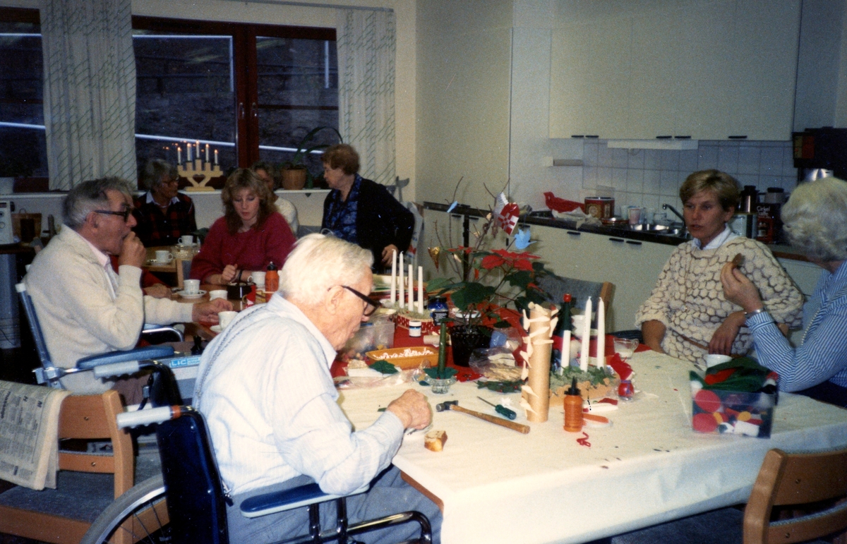 Brattåsgårdens hobbylokal cirka 1986 - 1990. Från vänster: 1. Einar Stjernberg (närmast kameran), 2. Knut Jerkfelt, 3. Edit Bernhardsson, 4. vårdbiträde Kristin Martinsson, 5. Maria Brattberg, 6. terapibiträde Ingela Bengtsson, 7. Okänd bortvänd.