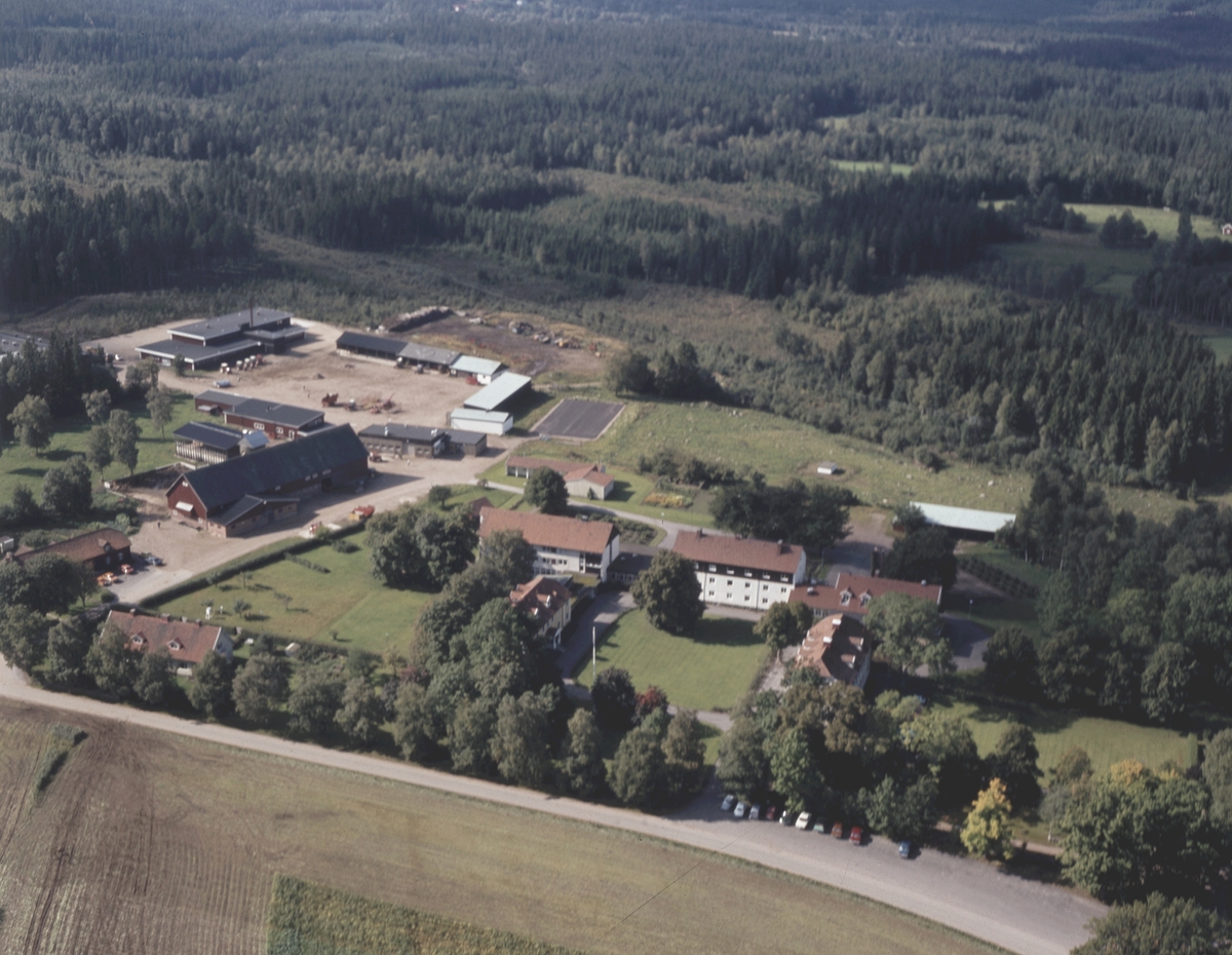 Flygfoto över Stora segerstad i Reftele, Jönköpings län 237/1982.