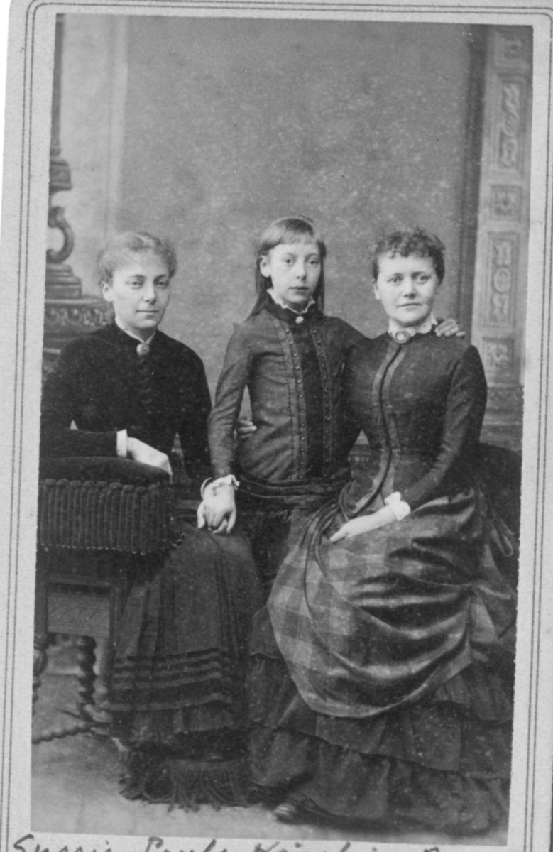 Sussie, Paula og Kristine Broch, to sittende kvinner og en stående pike,