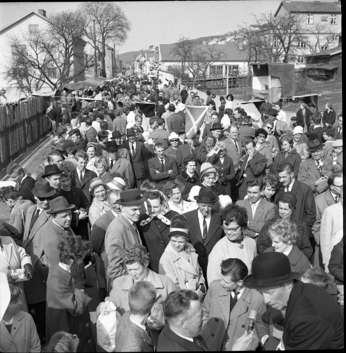 En bild tagen ned mot en stor folksamling på Sjögatan bakom Hallska gården. Till höger i bild syns kubben på en man som intervjuas, av möjligen Herbert Gustafsson. En ung kvinna i närheten, i ljus kappa och glasögon, är möjligen Anita Johansson.
Till vänster anas en provisorisk bowlingbana.