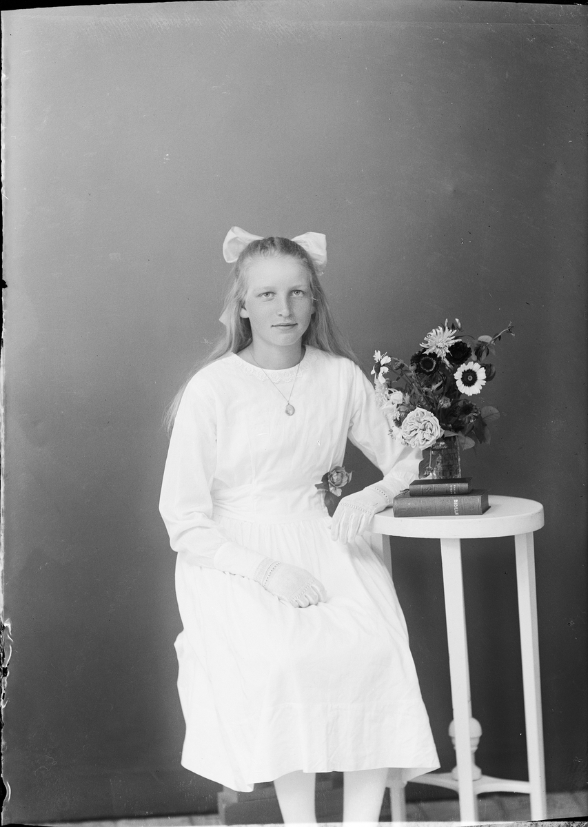 Konfirmand Hilda Andersson från Annö, Valö socken, Uppland 1922