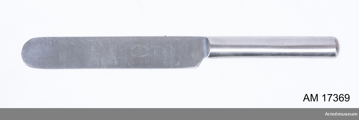 Kniv av rostfritt stål med flat skaft. På kniven står "rostfritt stål", "Eskilstuna" och  graverad krona.
Ingår i matbestick bestående av sked, kniv och gaffel, för menig vid armén, Finland, 1939.
