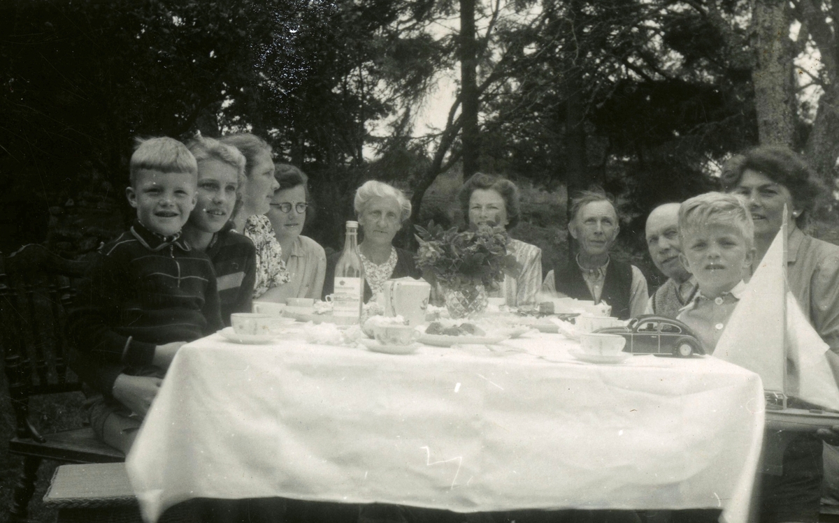 Sommargäster vid Tulebo Nordgård "Mattssons", 1930-tal. Från vänster: Lars-Erik Kahlman (1935 - 2012), Maud Wester (15 år), Vilma Wester, Fru Kahlman, Ester Larsson (Örgryte), Fru Sjöblom, Viktor Mattsson, Widegren (fru Sjöbloms far), Fröken Widegren och Karl Axel Sjöblom (1935 - ).