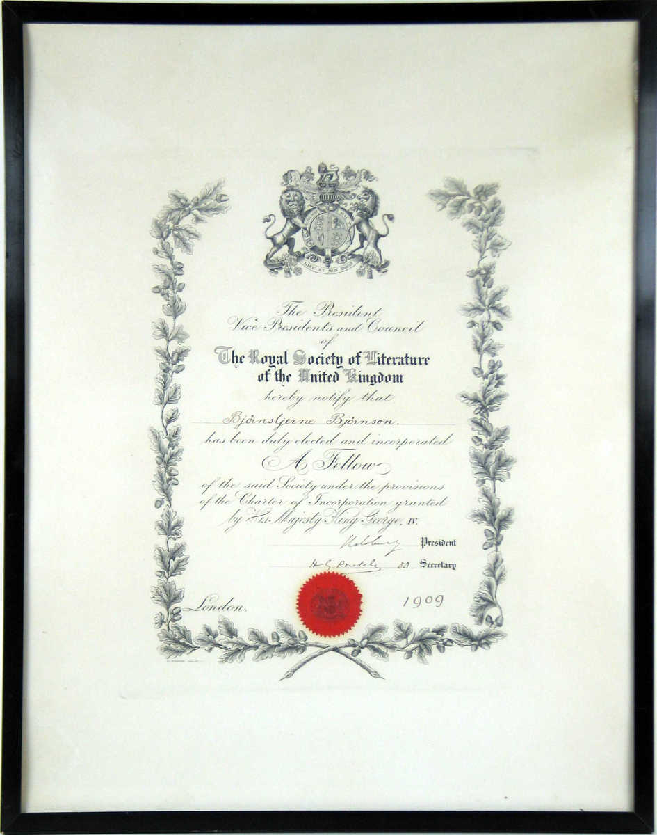 Diplom med trykt og håndskrevet tekst. Teksten er kranset av eikeløv og organisasjonens våpen på toppen. Det er et rødt segl nederst. Diplomet har glass og svart treramme.