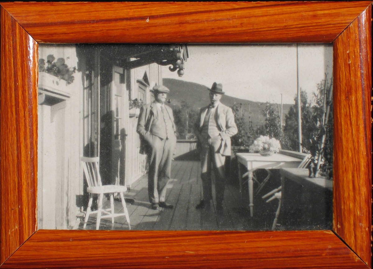 To menn på en veranda.