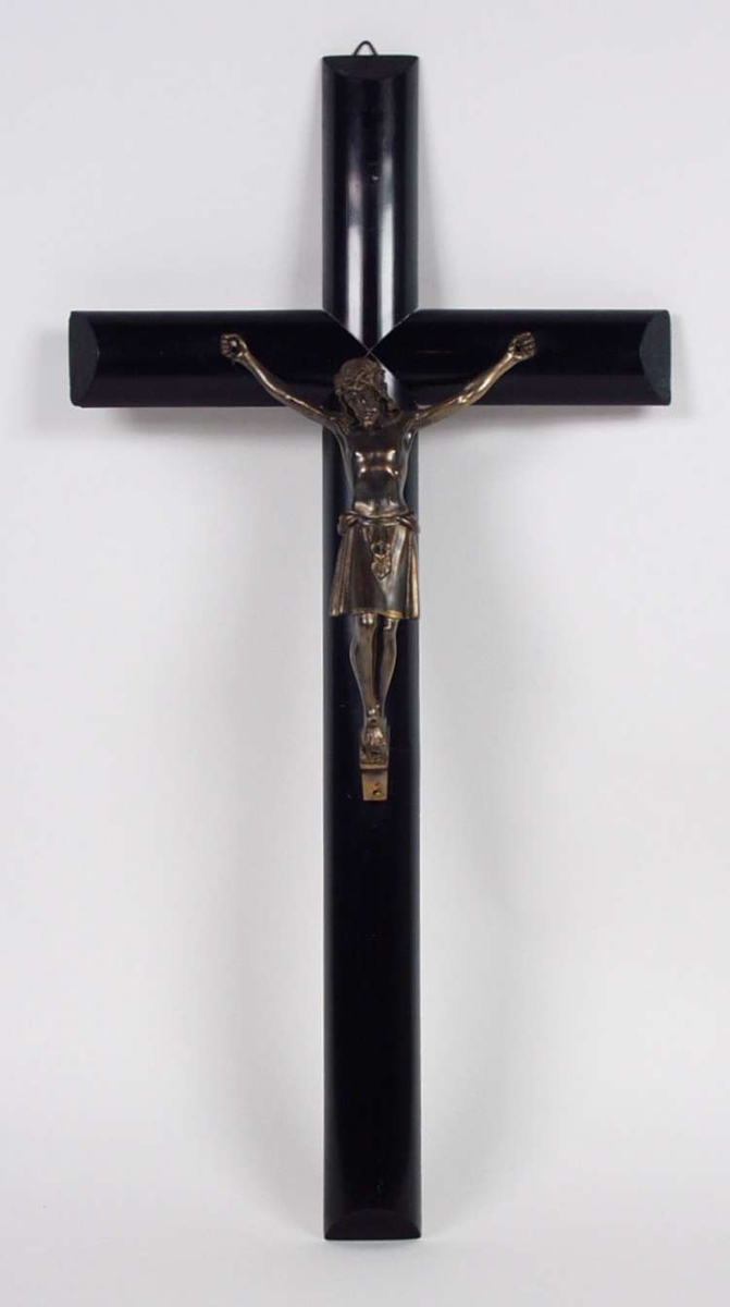 Kristus henger på korset. Han har lendeklede og tornekrone.