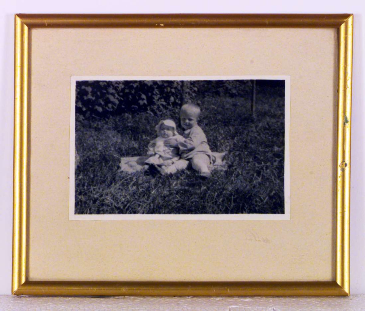 Jo Ørjasæter, ca. 2 år gammel, sammen med sin lillesøster.