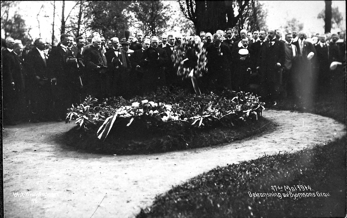 Vår Frelsers gravlund, 1914, krans, menn, postkort