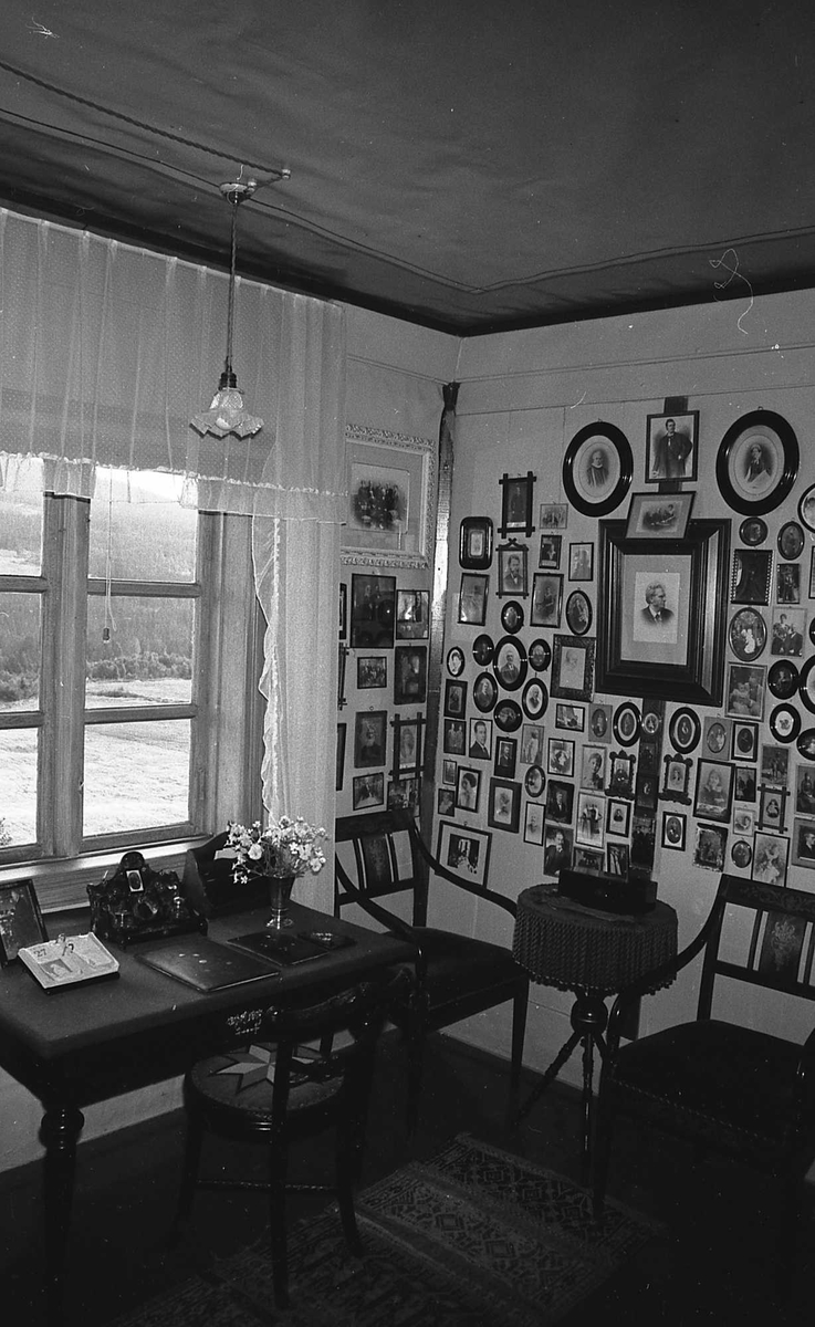 DOK:1972-1975,
Aulestad, interiør, Karolineværelse, familievegg, fotografier, skrivebord, stol, lampe,
