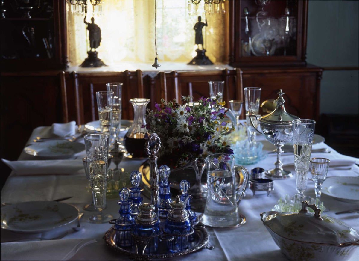 1995:Til bords med BB, spisestue, spisebord, glass, blomster, servis,