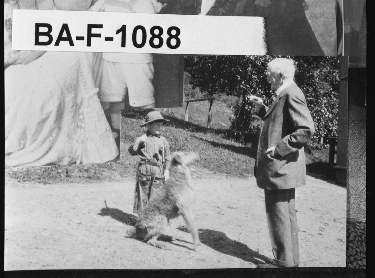 Diverse fotografi innrammet med eikeramme. Den er dekorert med metallriller.