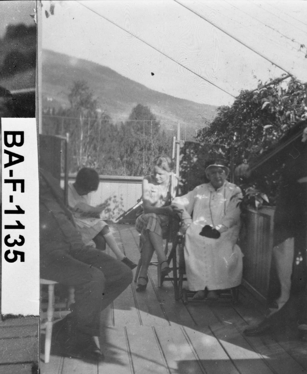 Fotomontasje i svart/hvitt rammet inn med glass og enkel trelist. Amatørbilder.