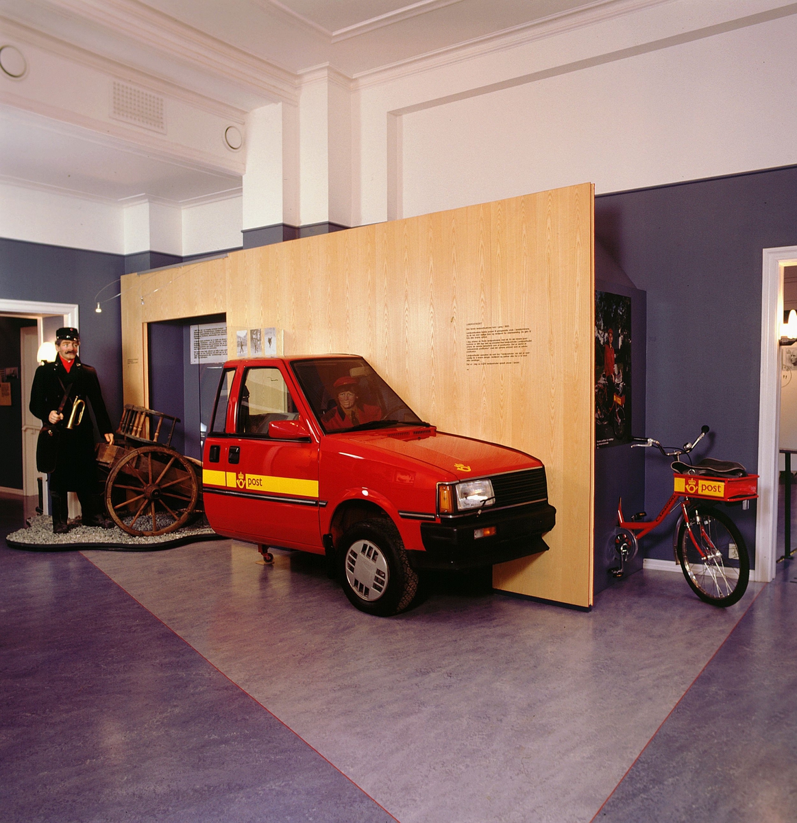 postmuseet, Kirkegata 20, utstilling, postbil, kjerre, postsykkel