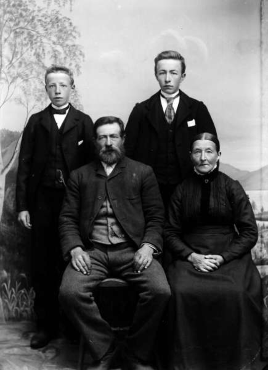 Pro : 11.10.1903. Amund H. Odden med familie. Gruppebilde, kvinne, mann, gutter.