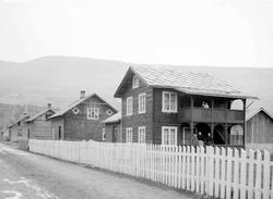 Ringebu 25.10.1909. Gunder Hanstads gård. Bolighus, uthus, v