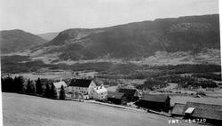 Østre Gausdal. Wålen Gård og Pensjonat.Tre store , hvite vån